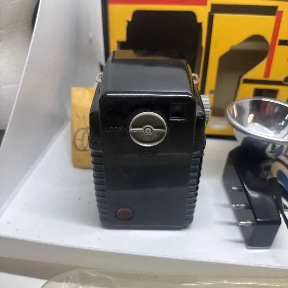 Vintage Kodak Brownie Bulls-Eye Flash Outfit Camera TESTED with Box